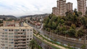 Un edificio de varios pisos con un patio central, rodeado de calles y otros edificios.