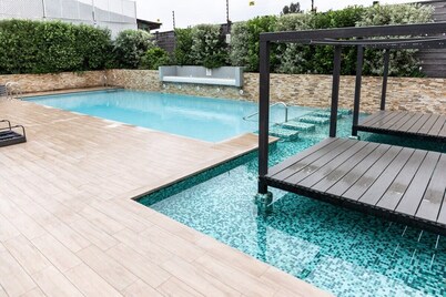 Viña Retreat - 2BR W / Pool, Wifi & Parking
