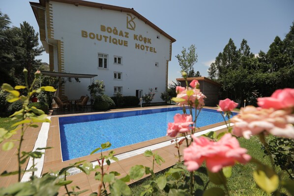 Outdoor pool, pool umbrellas, pool loungers - Garden Otel Amasya (Amasya)
