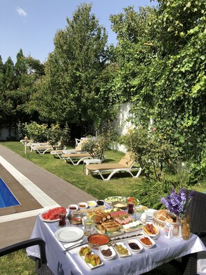 Daily local cuisine breakfast for a fee