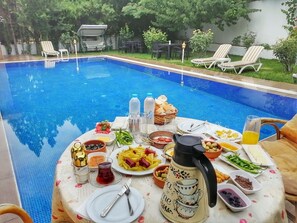 Tägliches einheimisches Frühstück gegen Gebühr