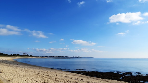 A beach with a sandy shore and calm water. - Quiet house for 8 near the beach (Locmariaquer)