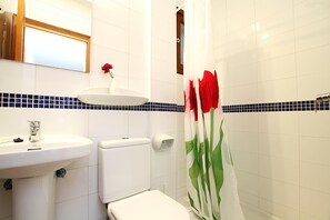 Bathtub, towels