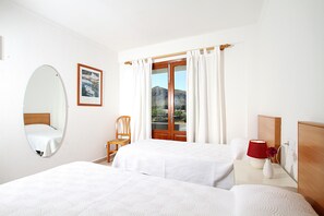 4 bedrooms, in-room safe, iron/ironing board, bed sheets