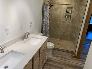 Duschwanne, Haartrockner, Bidet, Handtücher