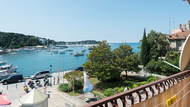 A marina with boats, a clear sky, and a view of the sea. - Adriatic Sea View Apartment ZOE (Rovinj)
