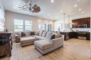 TV, fireplace, video games - Ocotillo Springs Resort 70: Private Pool, Hot Tub, and Community Amenities (Santa Clara)