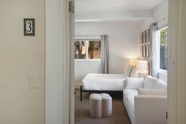 Una scrivania, Wi-Fi gratuito, lenzuola