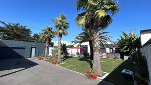 Property grounds - New house, Jacuzzi, Terrace, Near to Beaches and Shops (Le Tour-du-Parc)