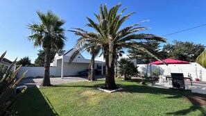 Property grounds - New house, Jacuzzi, Terrace, Near to Beaches and Shops (Le Tour-du-Parc)