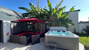 Outdoor spa tub - New house, Jacuzzi, Terrace, Near to Beaches and Shops (Le Tour-du-Parc)
