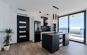 Kühlschrank, Mikrowelle, Herdplatte, Geschirrspüler
