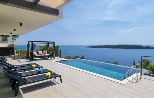 Awesome home in Blato