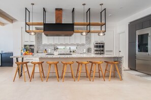 ثلاجة، ميكروويف، فرن، موقد طهي مسطح