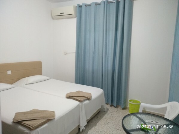 2 bedrooms, desk, WiFi