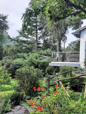 Property grounds - Luxury Country House and landscaped gardens overlooking mountains with parking (Conwy)