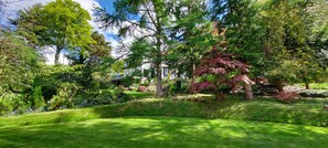 Property grounds - Luxury Country House and landscaped gardens overlooking mountains with parking (Conwy)