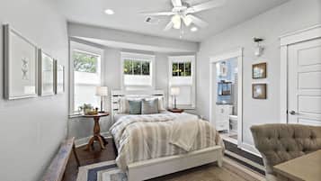 2 soverom, skrivebord, strykejern/-brett og reiseseng for barn