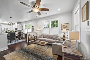 Een smart-tv en boeken