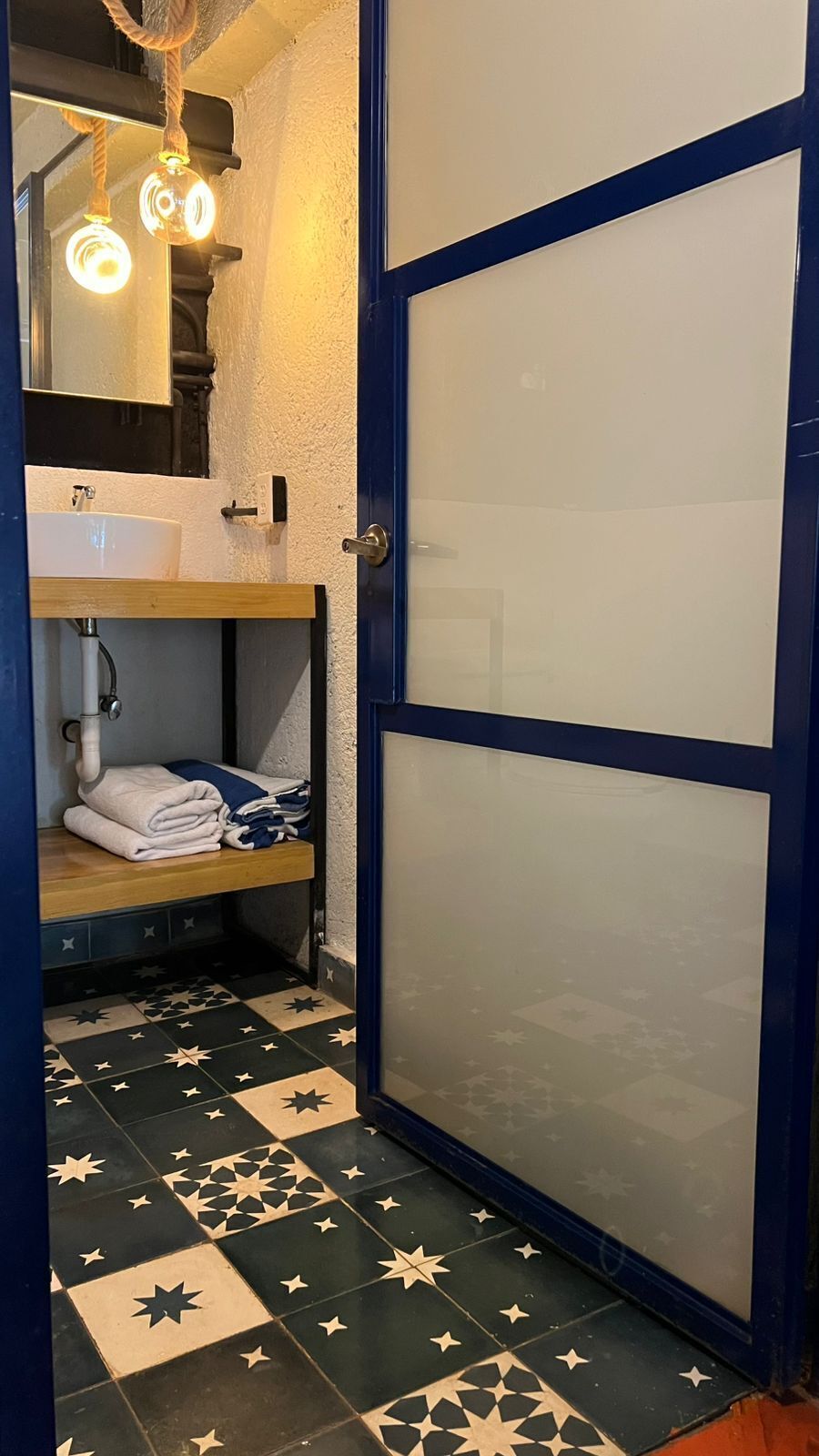 Standaard vierpersoonskamer | Badkamer | Een douche, gratis toiletartikelen, handdoeken, toiletpapier
