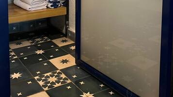 Standaard vierpersoonskamer | Badkamer | Een douche, gratis toiletartikelen, handdoeken, toiletpapier