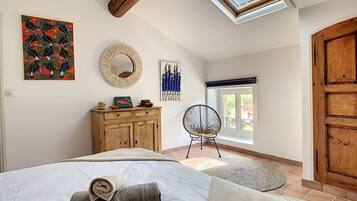 6 bedrooms, iron/ironing board, travel cot, WiFi