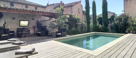 Una piscina al aire libre