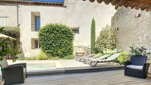 A pool area with lounge chairs and a small pool. - Le 115, air-conditioned town house with interior courtyard and swimming pool (Pernes-les-Fontaines)