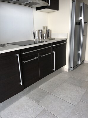Kühlschrank, Geschirrspüler, Wasserkocher mit Kaffee-/Teezubehör