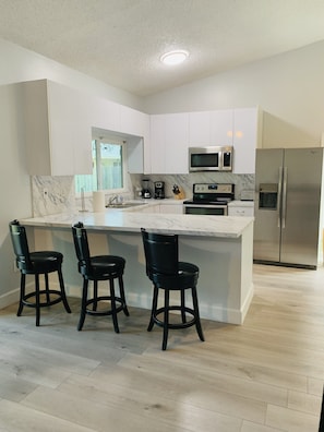 Fridge, microwave, oven, stovetop - Spacious Miami House/5 mins from Marina/Ocean/Pool/Tennis (Cutler Bay)