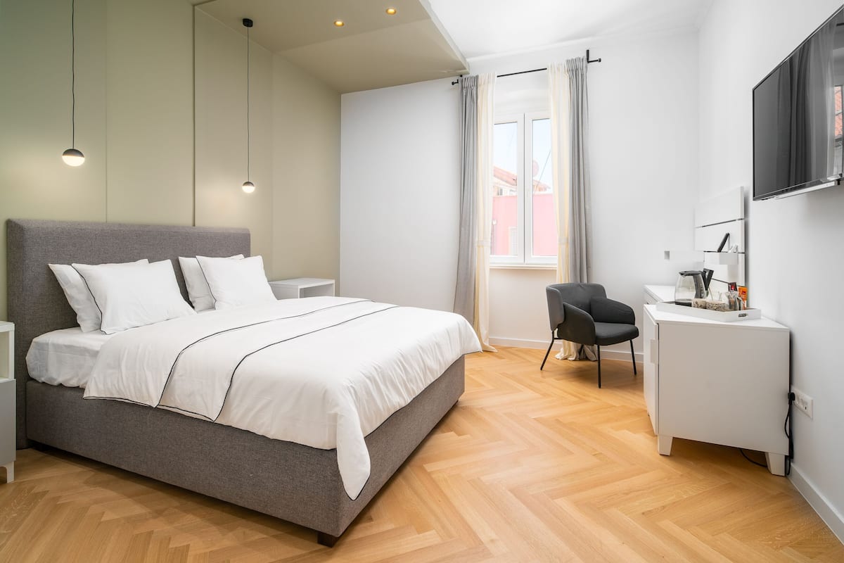 Luxury Double Room (3) | Desk, laptop workspace, WiFi (free), bed sheets