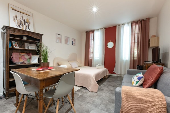1 bedroom, desk, iron/ironing board, internet