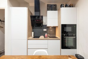 Microwave, coffee/tea maker, cookware/dishes/utensils - La Casita - Comfort Studio with private parking - Historic center of Uzès (Uzès)