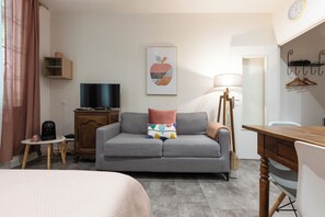 1 habitación, escritorio, tabla de planchar con plancha y internet 