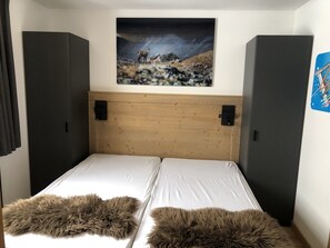 3 slaapkamers, een strijkplank/strijkijzer, reisbedje, wifi