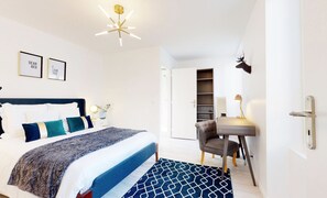 1 quarto, escrivaninha, ferros/tábuas de passar roupa, berço de viagem