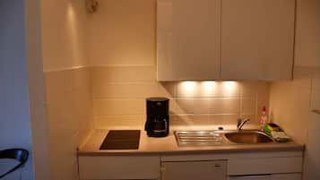 Fridge, stovetop, coffee/tea maker, electric kettle