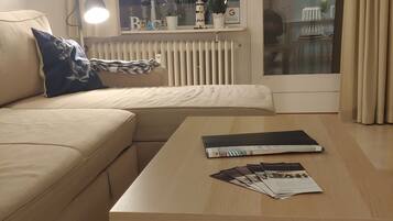 Una televisión, libros, un reproductor estéreo