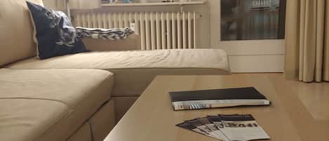 Fernseher, Bücher, Stereoanlage