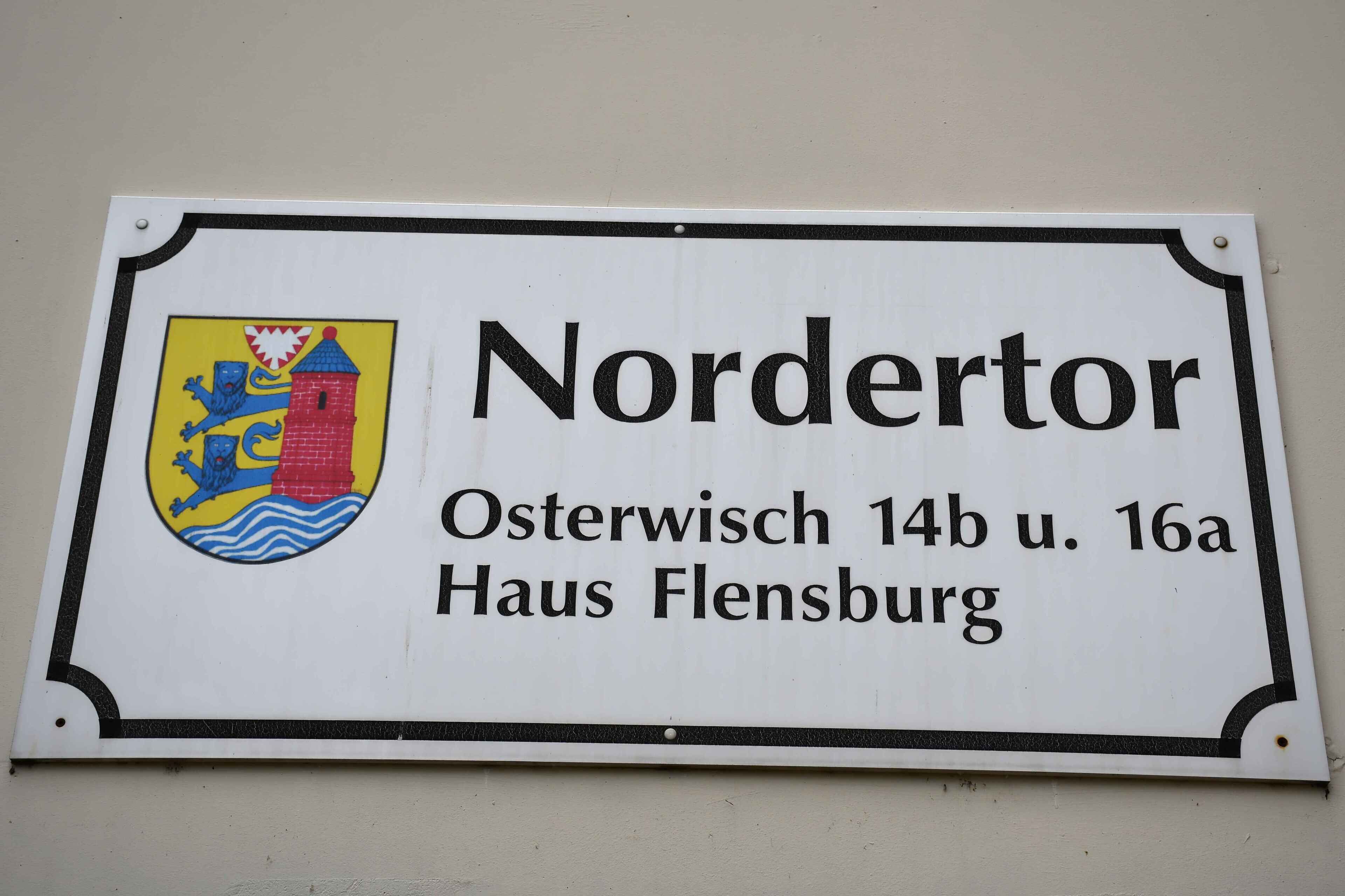 Une enseigne portant le nom « Nordertor » et l’adresse « Osterwisch 14b et 16a, bâtiment Flensburg ».