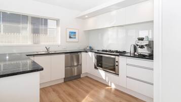 Frigorífico, microondas, horno y lavavajillas