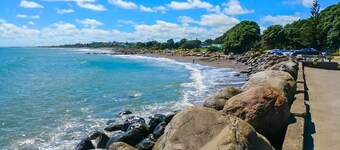 Ocean Outlook: Beachside Paradise Retreat