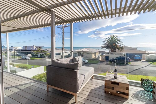 Ocean Outlook: Coastal Views & Comfort