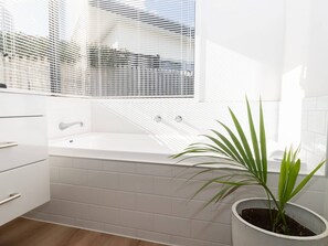 Een bad, handdoeken, zeep