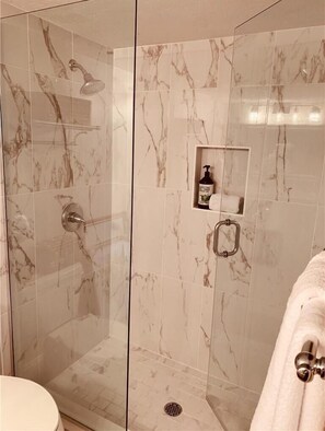 Haartrockner, Handtücher, Seife, Shampoo