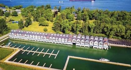 Waterfront Luxury Boathouse Villa in 1000 Islands - Alexandria Bay