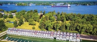 Waterfront Luxury Boathouse Villa in 1000 Islands - Alexandria Bay