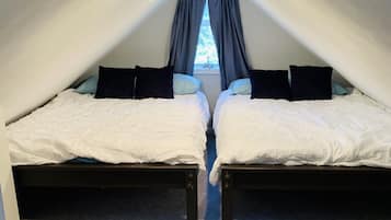 2 bedrooms, iron/ironing board, WiFi, bed sheets