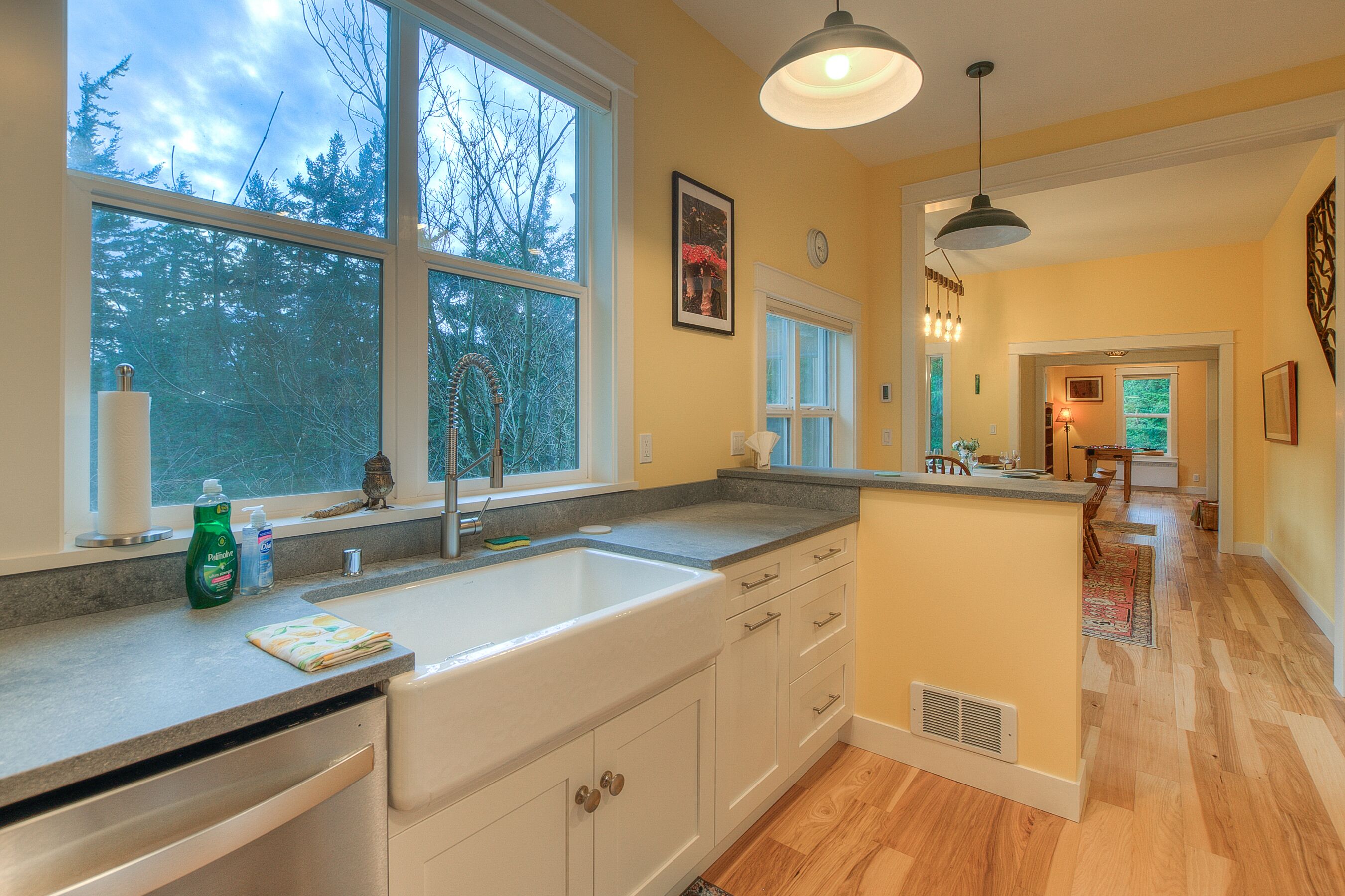 Big farmhouse sink and lots of counter space in a fully equipped kitchen
