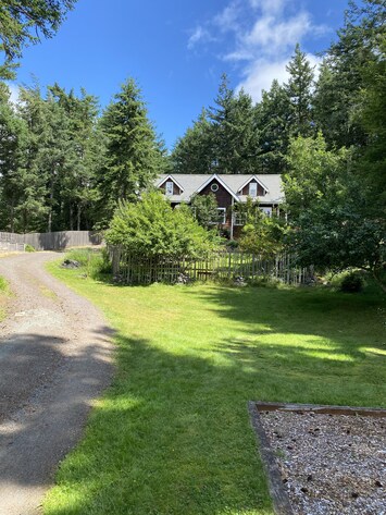 Our Cabin in the woods - enjoy the spacious lawn and enclosed garden